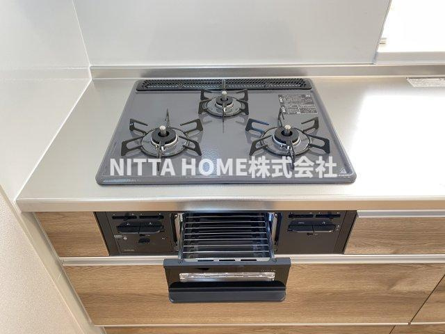 シャーメゾン　Ｋｅｙ　Ｌｕｃｋのキッチン|３口コンロがついていて料理のしやすいキッチン◎