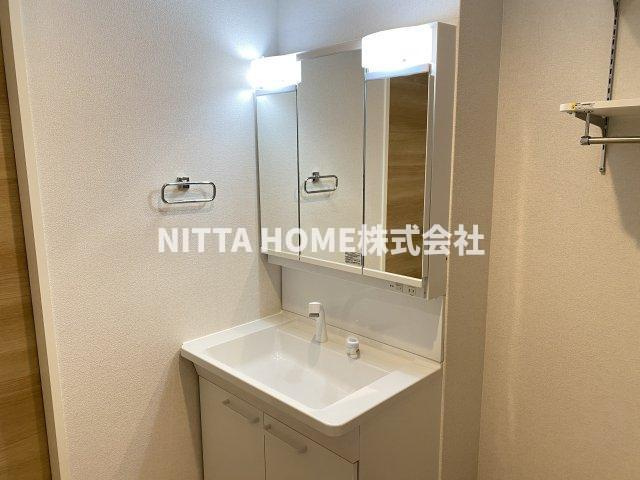 シャーメゾン　Ｋｅｙ　Ｌｕｃｋの洗面所|大きな鏡の独立洗髪洗面台を設置していて便利です(*^^*)