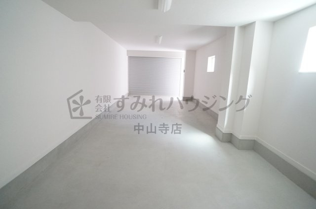 安倉南ガレージハウスの駐車場