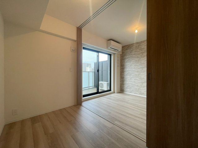 コンフォリア・リヴ本町WEST　Qの洋室