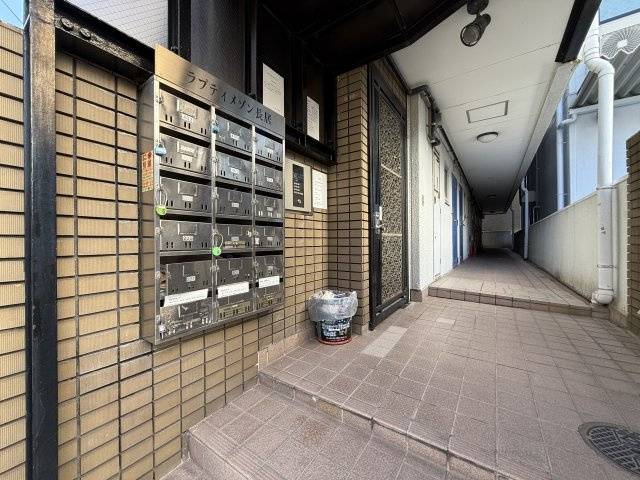 ラプティメゾン長居のエントランス