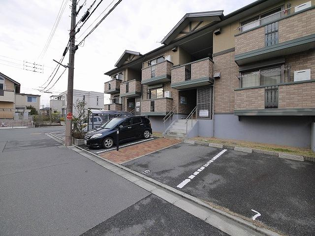 エトワール州見台の駐車場|車をお持ちの方に嬉しい駐車場付きの物件です