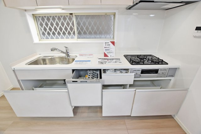 西宮市荒木町中古戸建│3LDK+駐車2台可のキッチン|収納量が豊富なシステムキッチン。 リフォームの際に新調済の為ピカピカのキッチンで新生活を迎えることが出来ます。