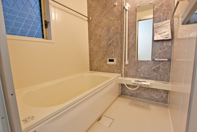 西宮市荒木町中古戸建│3LDK+駐車2台可の浴室|一日の疲れが取れる、一番落ち着ける場所。
毎日のバスタイムを癒やしの時間に♪
