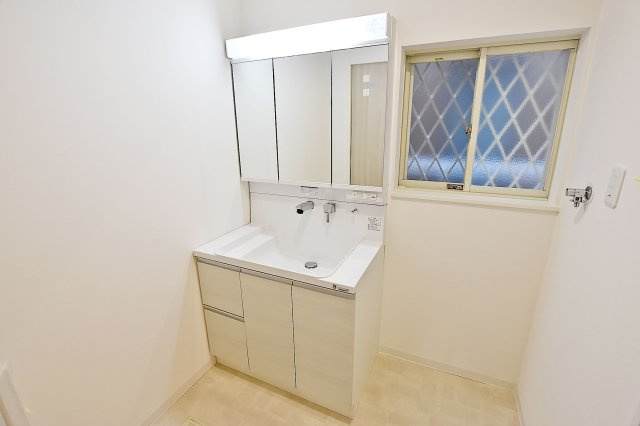 西宮市荒木町中古戸建│3LDK+駐車2台可の独立洗面台|ゆとりの洗面スペースで朝の身支度もスムーズに◎
三面鏡で歯ブラシなどのアメニティグッズがしっかり収納できます。かさばりやすい洗面周りをすっきり快適に◎