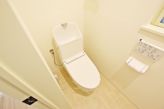 西宮市荒木町中古戸建│3LDK+駐車2台可のトイレ|温水洗浄便座付きトイレで、座った時にヒヤっとせず年中快適なトイレ時間を過ごせます。
