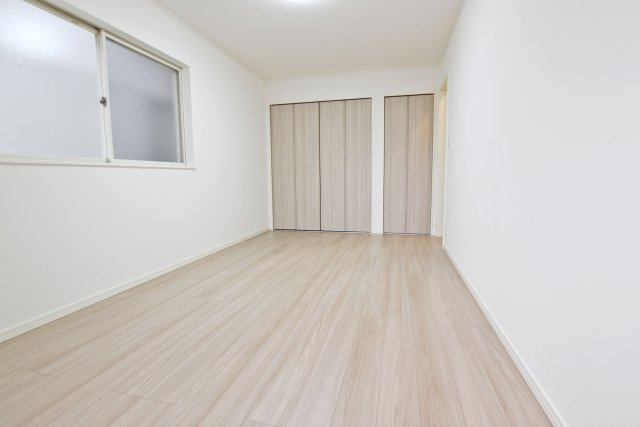 西宮市荒木町中古戸建│3LDK+駐車2台可の洋室|-2階主寝室-
「収納スペースの広さ・使いやすさ」があることで家族みんなが快適に過ごせるお部屋。