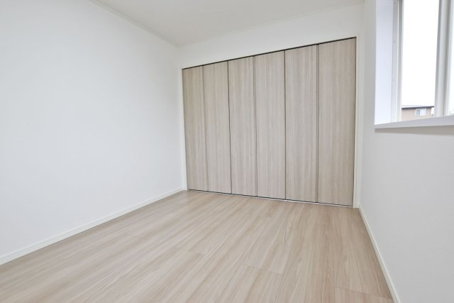 西宮市荒木町中古戸建│3LDK+駐車2台可の洋室|-2階洋室6.0帖-
「収納スペースの広さ・使いやすさ」があることで家族みんなが快適に過ごせるお部屋。