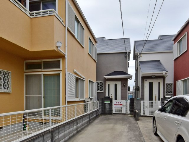 西宮市荒木町中古戸建│3LDK+駐車2台可の外観|阪急「門戸厄神」駅徒歩13分×2025年8月内外装リフォーム済で綺麗なお部屋に生まれ変わりました◎LDK約19帖の広々空間で新生活を始めませんか？皆様からのご連絡を心よりお待ちしております。