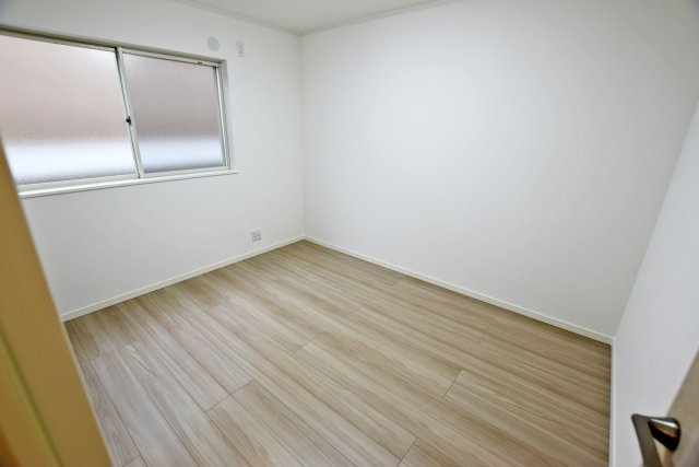 西宮市荒木町中古戸建│3LDK+駐車2台可の洋室|-2階洋室5.5帖-
ナチュラルテイストな家具が良く似合う、品のある雰囲気の内装に仕上がっています。