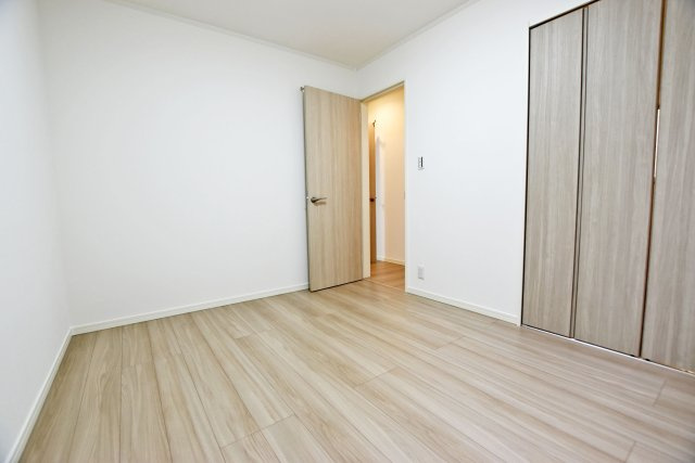 西宮市荒木町中古戸建│3LDK+駐車2台可の洋室|-2階洋室5.5帖-
WIC有◎「収納スペースの広さ・使いやすさ」があることで家族みんなが快適に過ごせるお部屋。