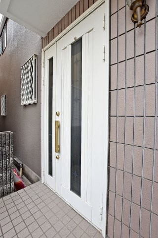 西宮市荒木町中古戸建│3LDK+駐車2台可の玄関|縦列駐車2台可能です！（車種制限有）