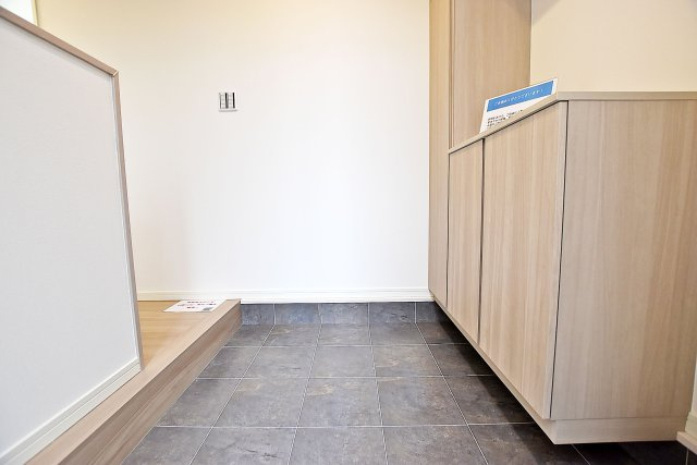 西宮市荒木町中古戸建│3LDK+駐車2台可の玄関|天井まである大容量のシューズボックス完備です。
広々として開放感がある玄関ホールは、来客時も気持ちよく迎えるこことができますね◎