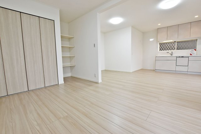 西宮市荒木町中古戸建│3LDK+駐車2台可の居間・リビング|ご家族みんなで寛げる広々空間。 リフォームの際にクロス・フローリング張替済の為、室内大変美麗です。 ぜひ一度、ご内覧ください。