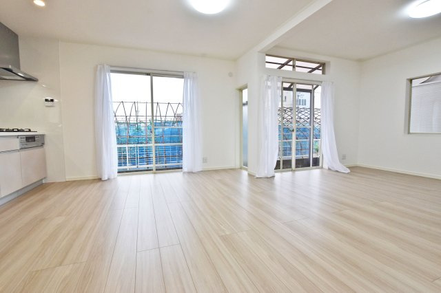 西宮市荒木町中古戸建│3LDK+駐車2台可の居間・リビング|LDKは19.0帖の広さを確保。
3面採光で家族団欒に相応しい明るい空間です♪