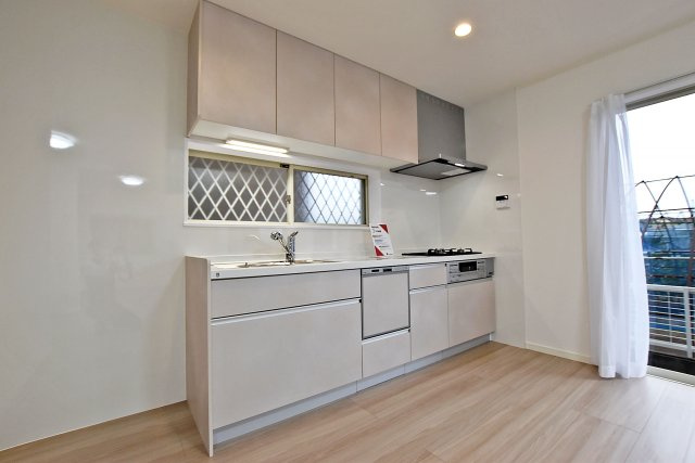 西宮市荒木町中古戸建│3LDK+駐車2台可のキッチン|壁付けキッチンなのでキッチンの後ろや横に位置するリビングやダイニングルームのスペースを広く活用することができます。