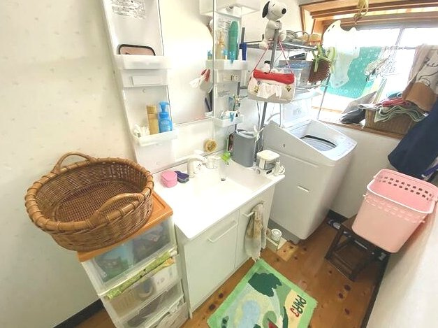 茂原市本納　平家中古戸建の独立洗面台|敷地約135坪 芝のお庭でドックランやバーベキューが可能です ５DK平家内外リフォーム履歴あり