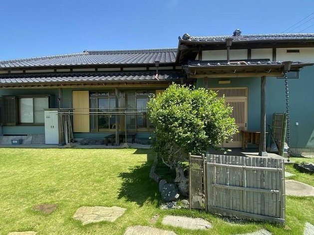 茂原市本納　平家中古戸建の庭|敷地約135坪 芝のお庭でドックランやバーベキューが可能です ５DK平家内外リフォーム履歴あり