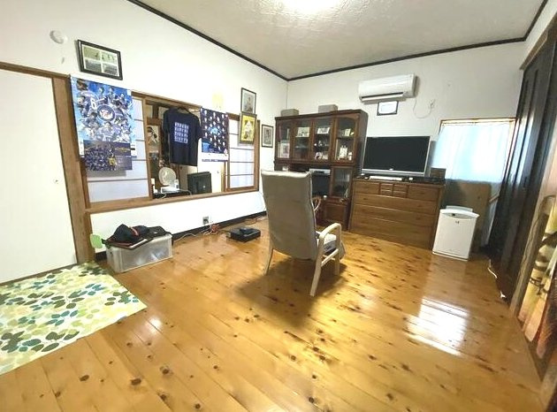 茂原市本納　平家中古戸建の居間・リビング|敷地約135坪 芝のお庭でドックランやバーベキューが可能です ５DK平家内外リフォーム履歴あり