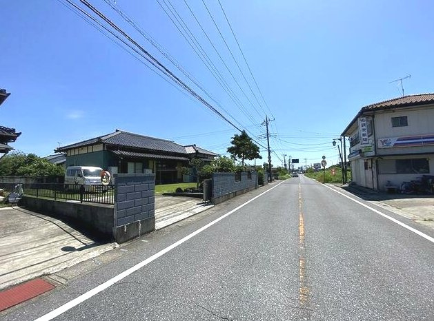 茂原市本納　平家中古戸建の前面道路含む現地写真|敷地約135坪 芝のお庭でドックランやバーベキューが可能です ５DK平家内外リフォーム履歴あり