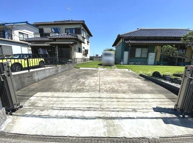 茂原市本納　平家中古戸建の駐車場|敷地約135坪 芝のお庭でドックランやバーベキューが可能です ５DK平家内外リフォーム履歴あり