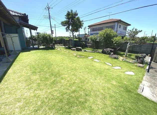 茂原市本納　平家中古戸建の庭|敷地約135坪 芝のお庭でドックランやバーベキューが可能です ５DK平家内外リフォーム履歴あり