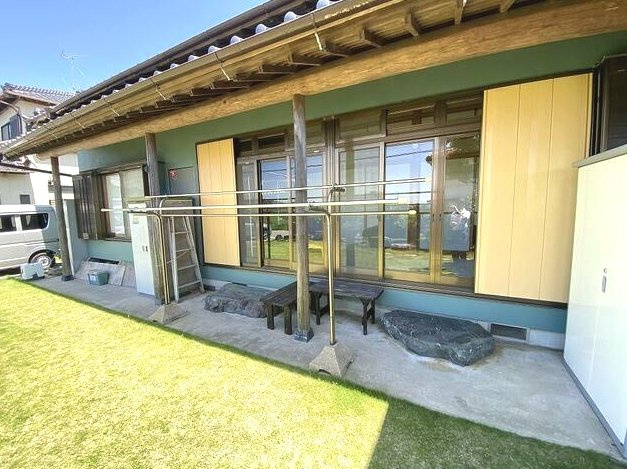 茂原市本納　平家中古戸建の外観|敷地約135坪 芝のお庭でドックランやバーベキューが可能です ５DK平家内外リフォーム履歴あり