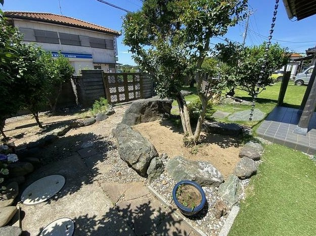 茂原市本納　平家中古戸建の庭|敷地約135坪 芝のお庭でドックランやバーベキューが可能です ５DK平家内外リフォーム履歴あり