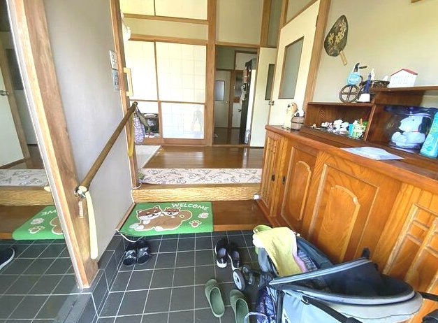 茂原市本納　平家中古戸建の玄関|敷地約135坪 芝のお庭でドックランやバーベキューが可能です ５DK平家内外リフォーム履歴あり