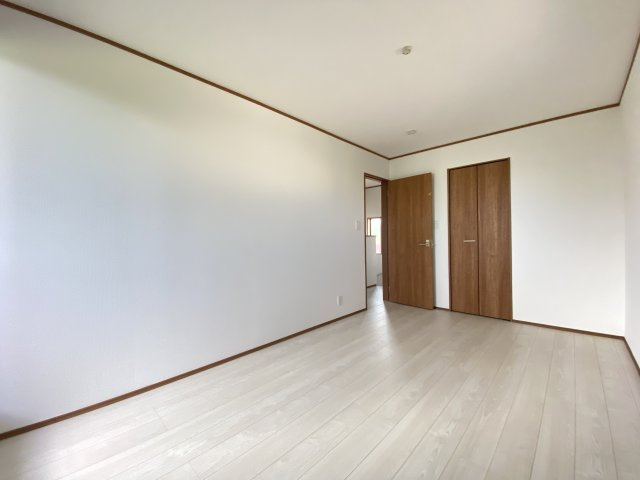 うるま市前原（全4棟）ラスト2号棟の洋室|2号棟　洋室7.5帖＋WIC付き♪