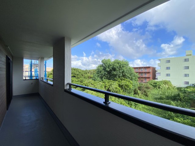 【バルコニー】 | うるま市前原（全4棟）2号棟 | 2号棟　2部屋続のインナーバルコニー♪