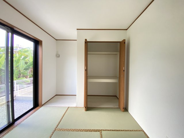 うるま市前原（全4棟）ラスト2号棟の居間・リビング|2号棟　和室5.16帖＋収納付き♪