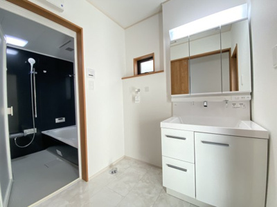 【独立洗面台】 | うるま市前原（全4棟）2号棟 | 2号棟　三面鏡付き洗髪洗面化粧台♪