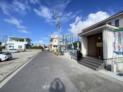 【前面道路含む現地写真】 | うるま市前原（全4棟）2号棟 | ※北西側6m♪