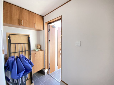 【玄関】 | うるま市前原（全4棟）2号棟 | 2号棟　十分な収納付き玄関♪