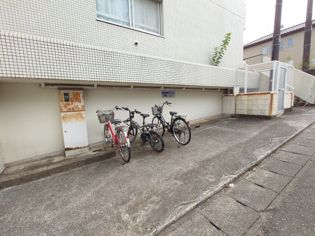 ハイツサンサン林の駐車場