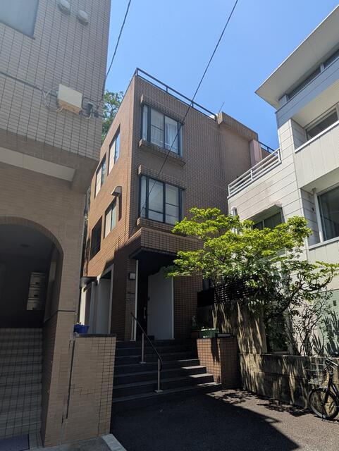港区麻布台３丁目の中古一戸建の前面道路含む現地写真|「隠れ家のように寛げる、落ち… 