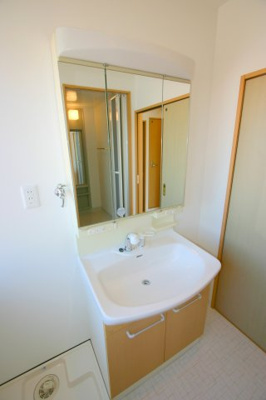 【独立洗面台】 | 岡町グリーンハイツ | ※同タイプの写真となり、実際のお部屋とは異なる場合があります