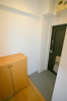 【玄関】 | 岡町グリーンハイツ | ※同タイプの写真となり、実際のお部屋とは異なる場合があります