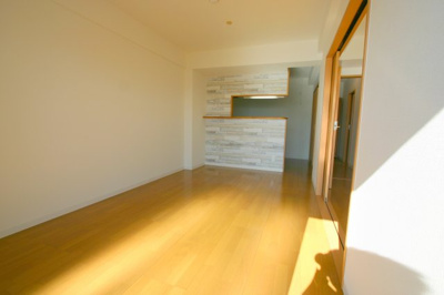 【居間・リビング】 | 岡町グリーンハイツ | ※同タイプの写真となり、実際のお部屋とは異なる場合があります