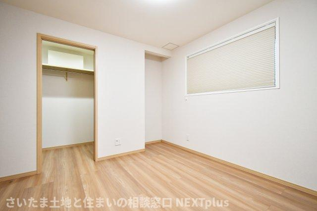 蓮田市閏戸　中古戸建の洋室|洋室②8.0帖：2帖分の大容量のウォークインクローゼット付きのお部屋です。他に収納家具を置く必要が無いので、空間を有効的に使えます！キングサイズのベットも置ける広さなので、主寝室としてもおすすめです◎