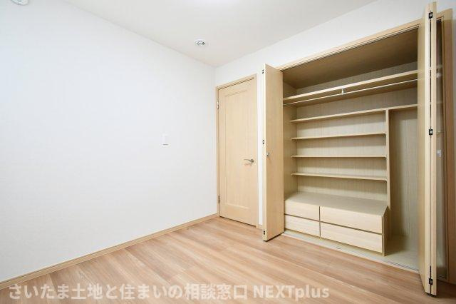 蓮田市閏戸　中古戸建の洋室|洋室③4.5帖：大容量のクローゼット付きです。棚付きのため、片付けが苦手な方でも無駄なスペース無く荷物を片付けることが出来ます！木目調のフローリングと白い壁で統一感があり、落ち着いた雰囲気の洋室です。