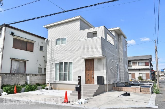 蓮田市閏戸　中古戸建の外観|JR宇都宮線『蓮田』駅までバス17分、バス停歩3分の立地です。カースペース3台駐車可能のため、来客時にもご使用いただけます。角地のため陽当たり良好◎コンビニまで徒歩7分でちょっとした買い物に便利です。