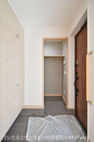 蓮田市閏戸　中古戸建の玄関|玄関は広めに設計されておりますので、お子様と並んで靴を一緒に履く事もできます！土間収納がありますので、ゴルフバックや釣り道具、お子様の外遊び道具やベビーカーなどもたっぷり収納することが出来ます！