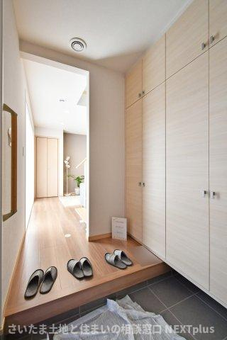 蓮田市閏戸　中古戸建の玄関|トールサイズのシューズボックスですので、ご家族分の靴がしっかり収納する事ができます！ブーツや長靴などのかさばる季節ものや、高さのあるヒールなどの靴もまとめて収納できるのが嬉しいポイントです。