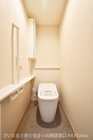 蓮田市閏戸　中古戸建のトイレ|トイレ（1F）：1・2階にある為、忙しい出発前でも取り合いにはなりません！小窓があるので、空気がこもりがちなトイレもしっかり換気ができます◎老若男女問わず、みんなに優しい手すり付きで安心です。