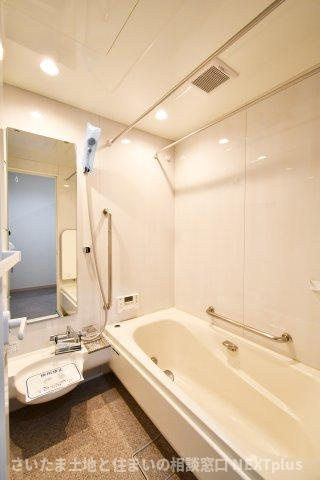 蓮田市閏戸　中古戸建の浴室|白基調の明るい雰囲気の浴室です。浴室乾燥機もついておりますので、日曜日の夜に出される体操着や給食着、雨の日のお洗濯も困りません！暖房機能もついているので、寒い日のお風呂も気持ち良くは入れますね。