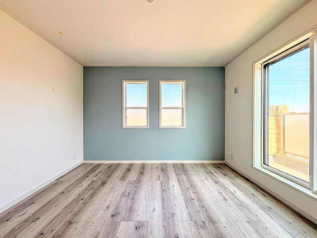 戸塚区前田町　新築戸建ての洋室|◆柔らかい陽光が差し込む明るいお部屋を演出する設計。彩光の取れる窓が気持ちの良いお部屋を創り上げます。
