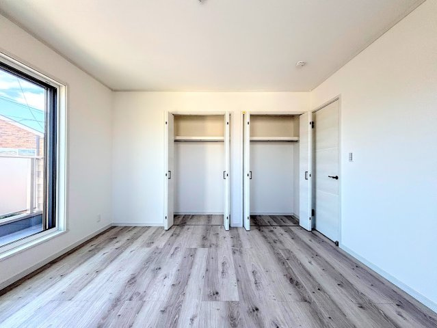 戸塚区前田町　新築戸建ての洋室|◆室内はいつも明るい印象なので気持ちの良い朝を迎えられます。各部屋にはクローゼットを完備しており、収納が多いお家はすっきりして快適空間です。
