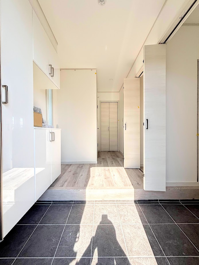 戸塚区前田町　新築戸建ての玄関|◆明るい玄関です！散らかりやすい玄関もスッキリする大容量のシューズボックス付き。
